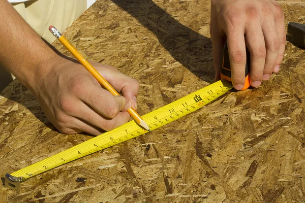 Trabalhador de medição de madeira compensada — Fotografia de Stock