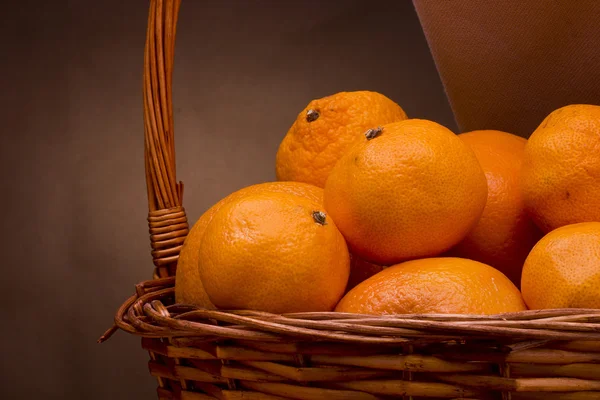 Panier avec mandarines — Photo