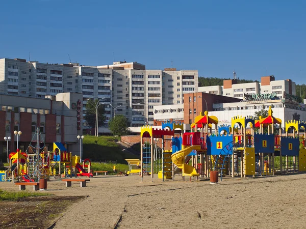 Kinderspielplatz. Stadt Nowouralsk. Gebiet Swerdlowsk. — Stockfoto