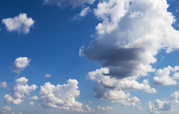 Cumulus wolken in de lucht — Stockfoto
