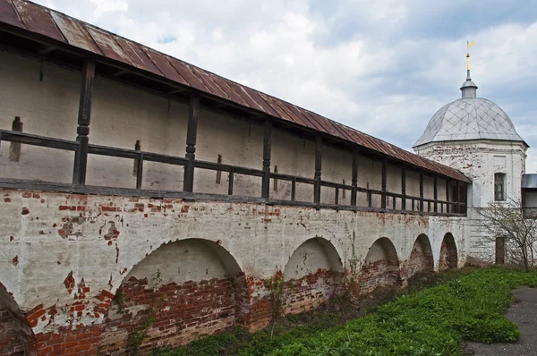 Die innere Mauer des alten russischen Klosters — Stockfoto