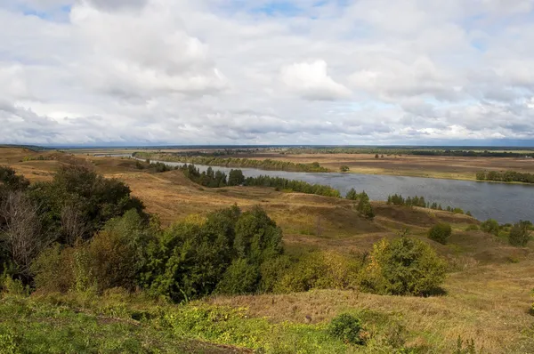 Herfst landschap met de rivier de oka, Rusland — Stockfoto