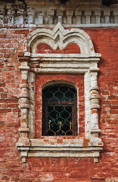 老修道院中的窗口 — 图库照片