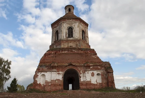Chiesa in rovina nel villaggio di Gari, Russia — Foto Stock