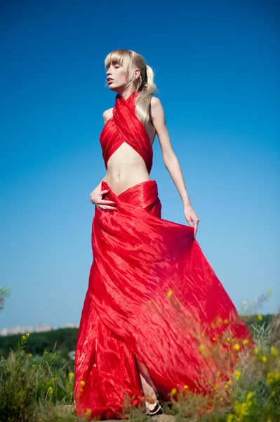 Яскраво-червоне плаття — стокове фото