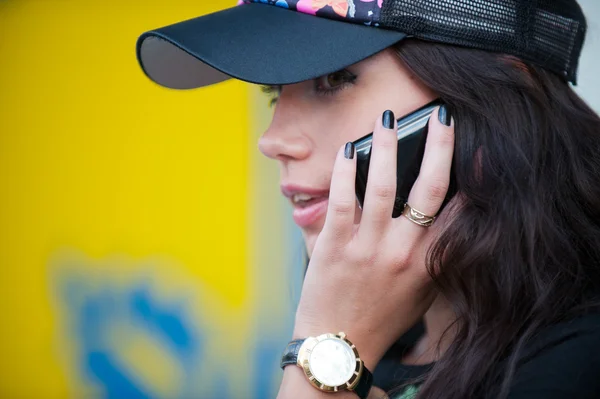 Ragazza adolescente che chiama con il suo telefono cellulare mentre guarda il — Foto Stock