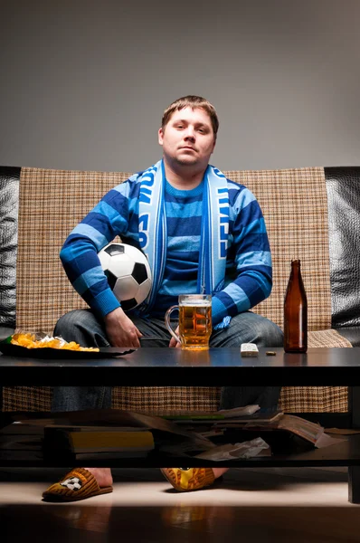 ソファの上のサッカーのファン — ストック写真