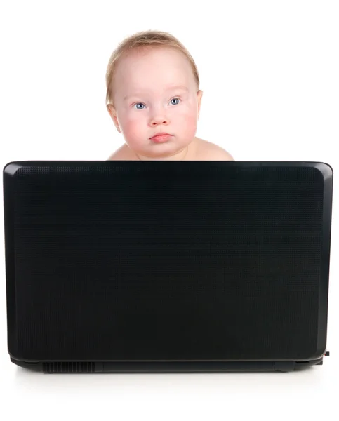 Kleine baby is bezig met laptop — Stockfoto