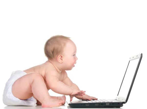 Baby працює на ноутбук — стокове фото