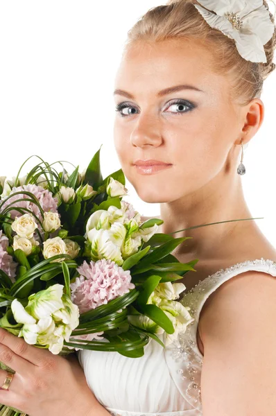 Щаслива наречена з квітами — стокове фото