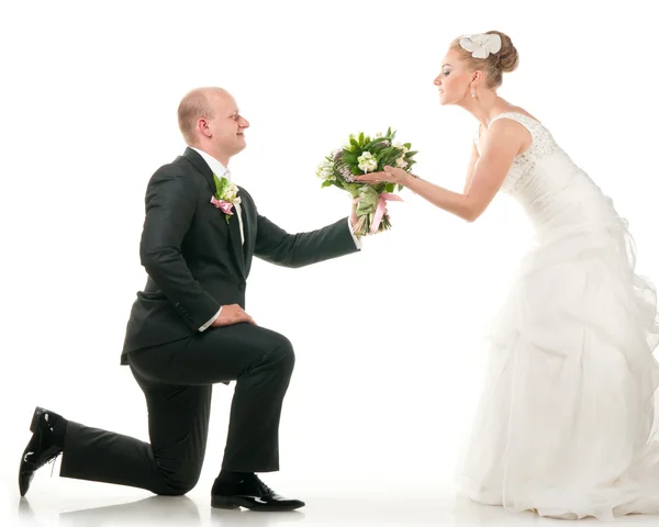 Svatební pár drží svatební kytice — Stock fotografie