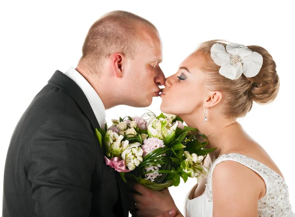 Casamento casal beijando — Fotografia de Stock