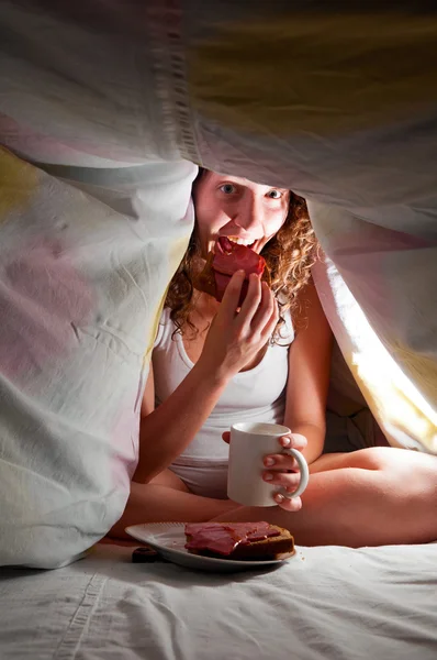 Eating at bed — Stock Photo, Image