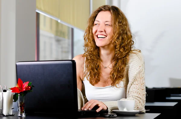 Mulher está trabalhando no laptop — Fotografia de Stock