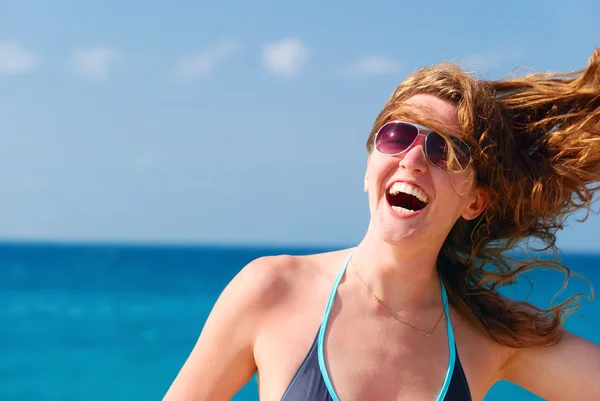 Mulher bonita feliz no mar — Fotografia de Stock