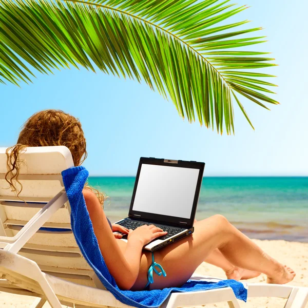 Surfing on the beach. Laptop display is cut with clipping path — Stock Photo, Image