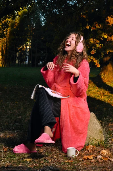 Glad kvinna skrattar på tidningen på skogen i undress — Stockfoto