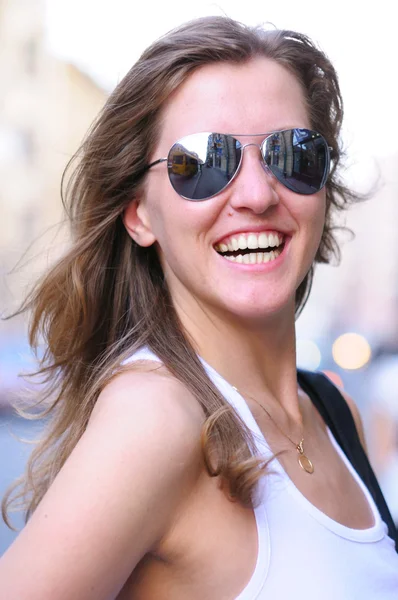 Νεαρός χαμογελαστό γυναίκα στο φωτεινό δρόμο της πόλης — Φωτογραφία Αρχείου