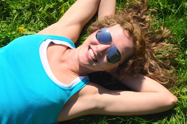 微笑的女人躺在草地上 — 图库照片