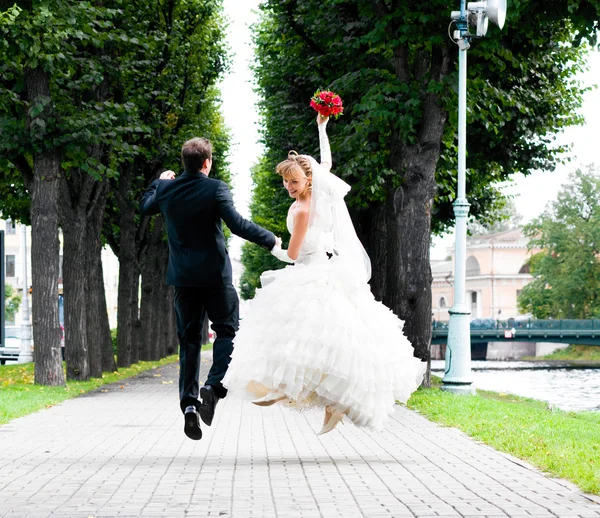 Bruiloft-stap-springen — Stockfoto