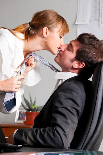 Flirten op kantoor — Stockfoto