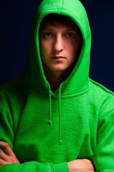 Jonge man in kap — Stockfoto