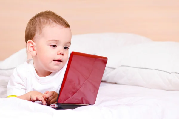 Chlapec s červeným laptop — Stock fotografie
