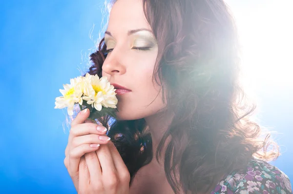 Жінка з квіткою — стокове фото