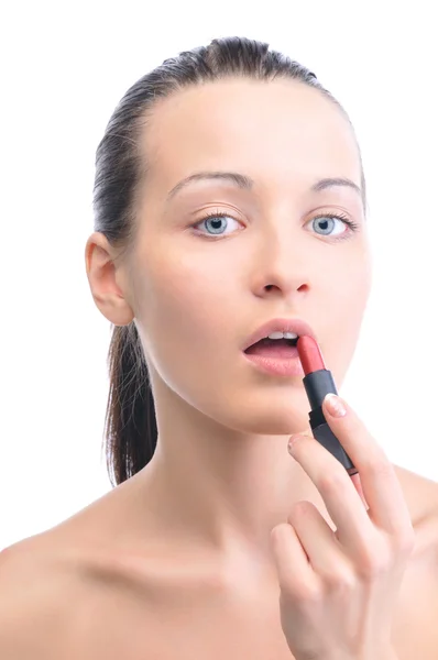 Jovem atraente mulher sensual está aplicando cosméticos em seu rosto — Fotografia de Stock