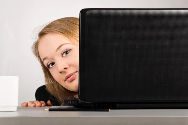 Γραφείο γυναίκα με φορητό υπολογιστή — Φωτογραφία Αρχείου