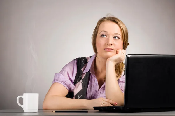 Office kvinna med laptop — Stockfoto