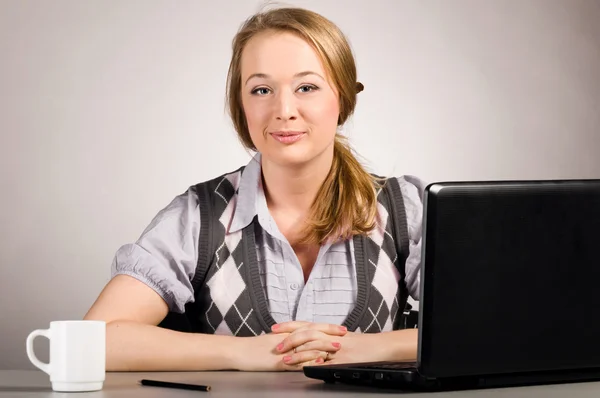 Office vrouw met laptop — Stockfoto