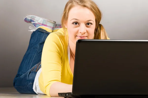 Biuro kobieta z laptopa — Zdjęcie stockowe