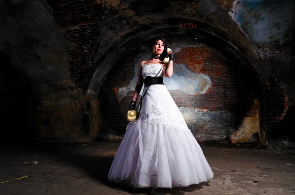 ゴミ箱のドレスの女性 — ストック写真