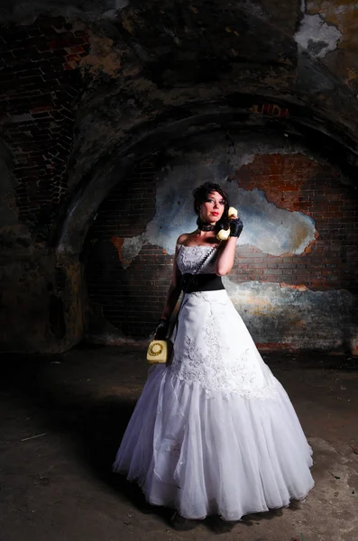 ゴミ箱のドレスの女性 — ストック写真