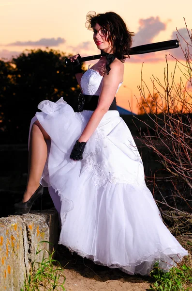 Prullenmand de jurk vrouw — Stockfoto