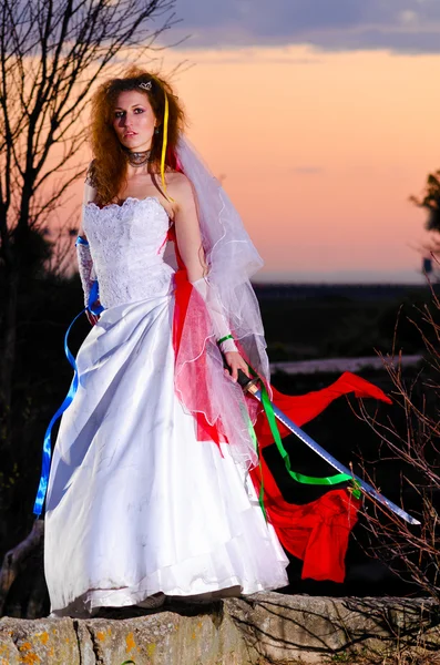 Prullenmand de jurk vrouw — Stockfoto