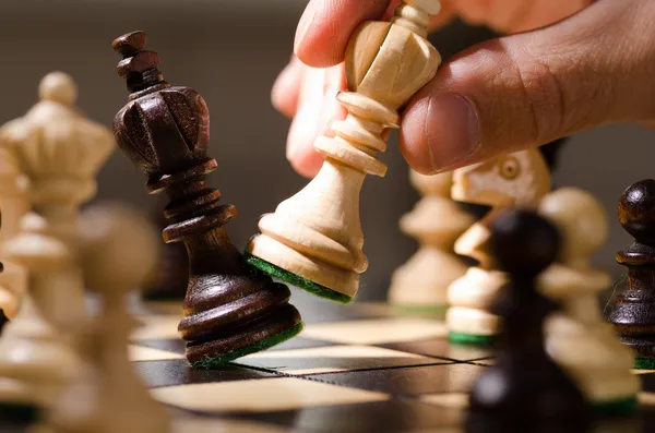 Деревянные шахматы — стоковое фото