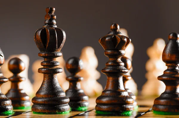Дерев'яні шахові фігури — стокове фото