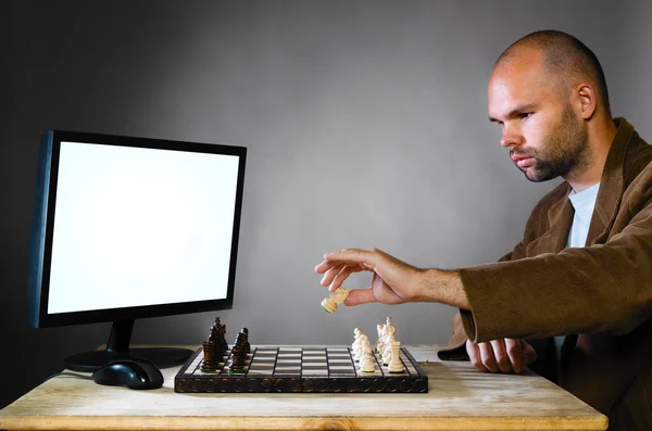 Jogador de xadrez humano contra computador — Fotografia de Stock