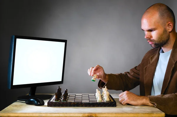 Ανθρώπινης σκάκι παίκτη εναντίον υπολογιστή — Φωτογραφία Αρχείου