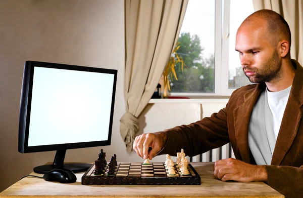 Šachového hráče proti počítači — Stock fotografie