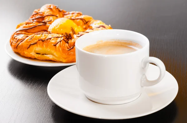Tasse Kaffee und Brötchen — Stockfoto