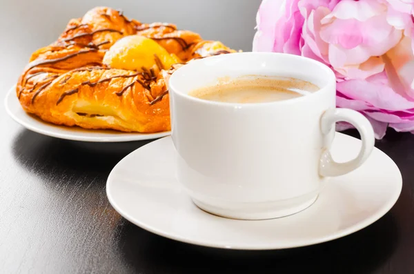 Tazza di caffè e panino — Foto Stock