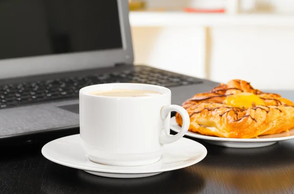 Laptop och kopp kaffe — Stockfoto