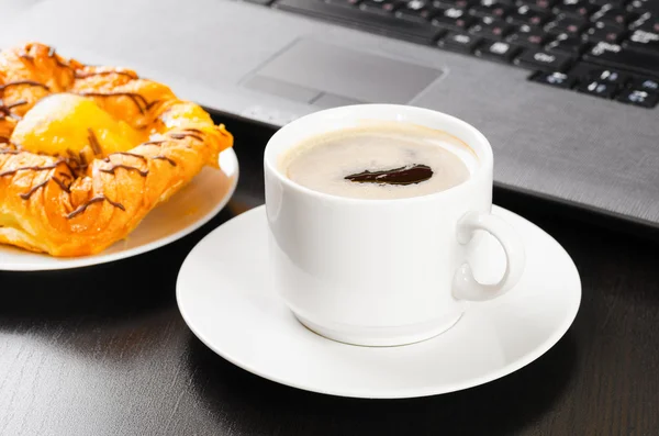 Portátil y taza de café — Foto de Stock