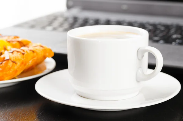 Laptop i filiżanka kawy — Zdjęcie stockowe