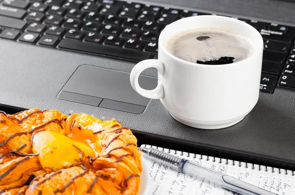 Bilgisayar ve bir fincan kahve. — Stok fotoğraf