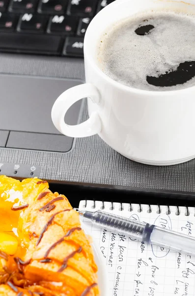 笔记本电脑和咖啡杯 — 图库照片