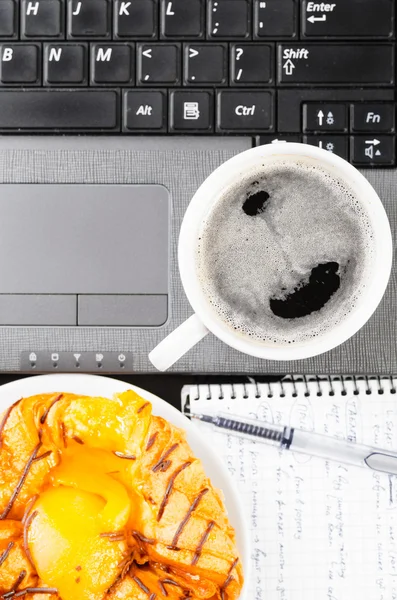 Laptop e xícara de café — Fotografia de Stock